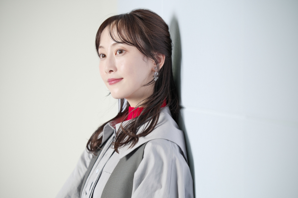 目線を外した松井玲奈さんのアップショット