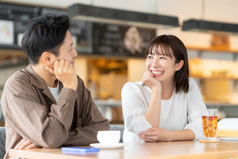 カフェで話をするカップル