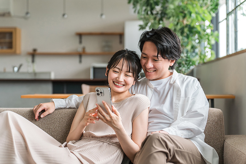 仲良しの若いカップル・夫婦