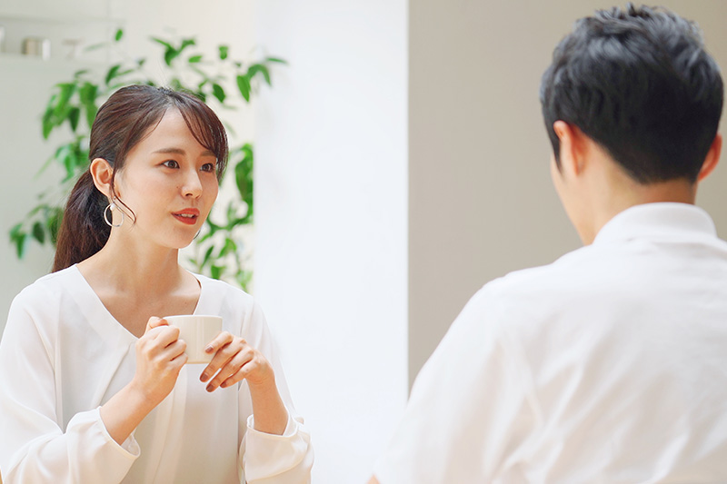 話をするカップル・夫婦