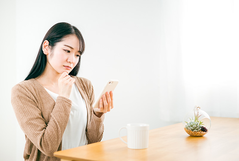 スマホを操作する女性