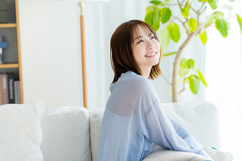 リビングでくつろぐ女性