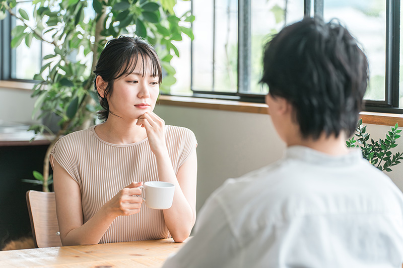 不機嫌な女性・そっけない態度をとる女性
