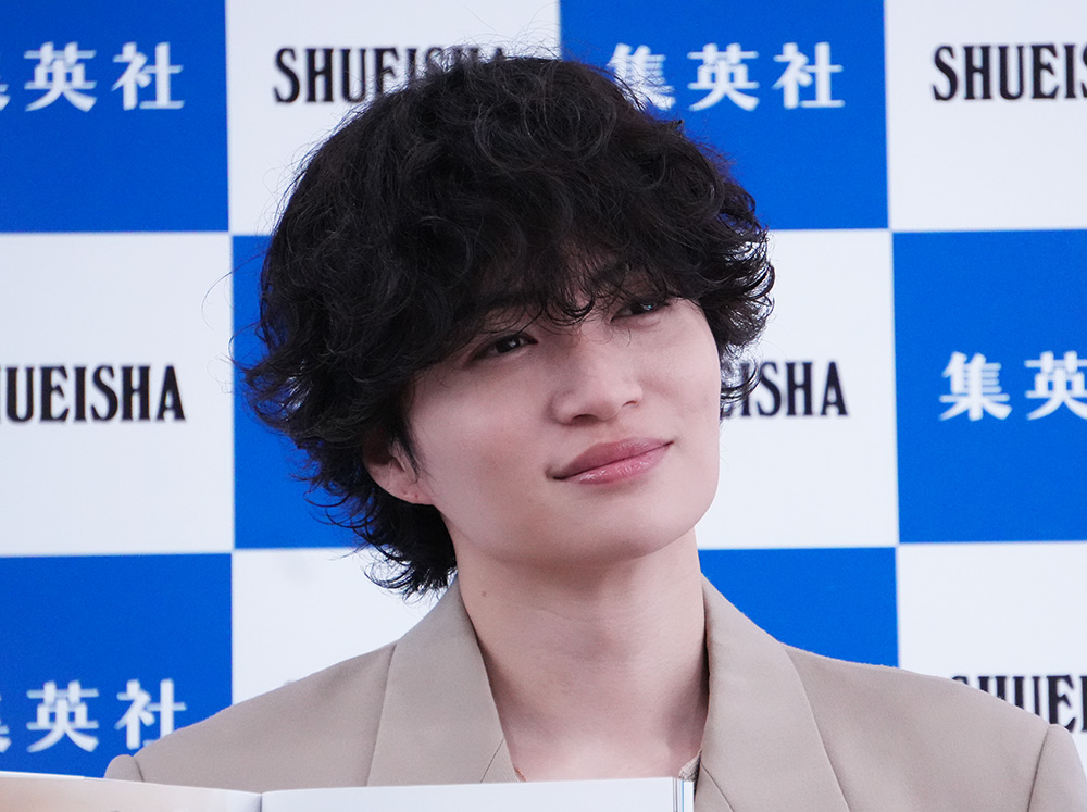 微笑む菊池風磨さん