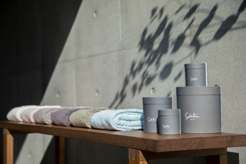 カラフルなタオルとサイズ違いの筒形のボックス