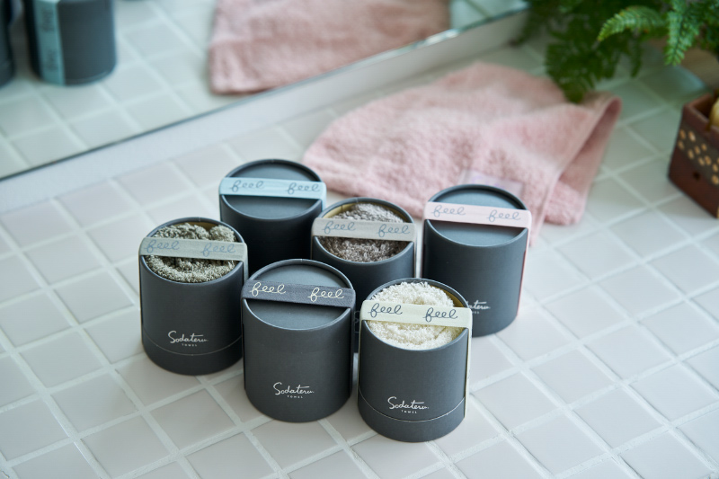 筒形のボックスにタオルが入った、育てるタオルFeelシリーズ