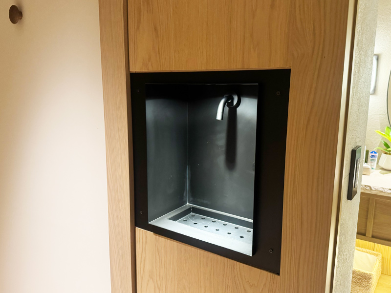 壁に設置されたウォーターサーバー