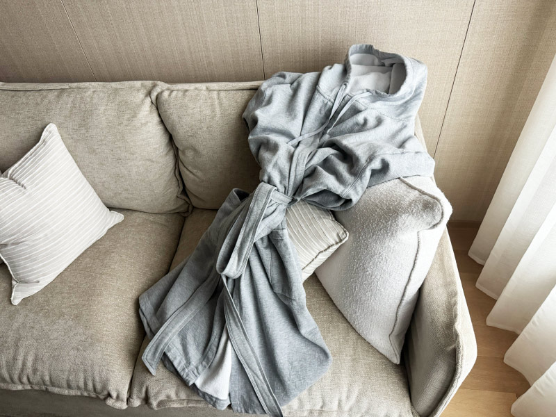 ソファの上にバスローブを置いた写真