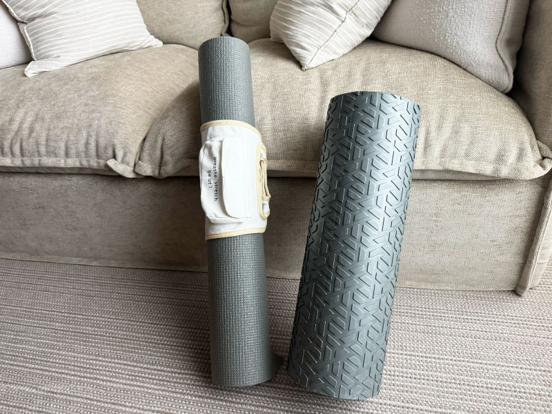 ソファの前にヨガマットとストレッチローラーを置いた写真