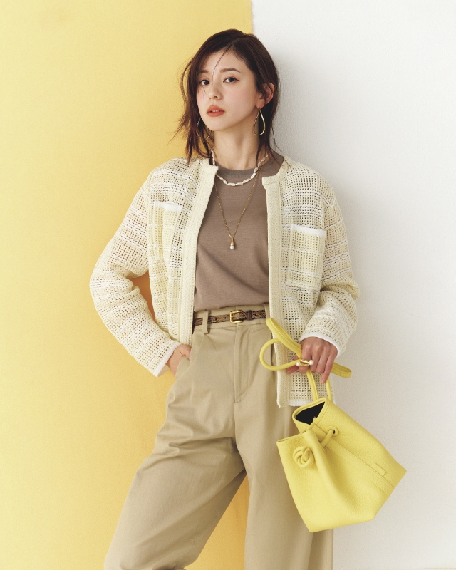 ライトイエローのカーディガン×モカ色のニット×ベージュパンツコーデ