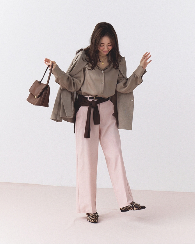 ベージュのテーラードジャケット×ベージュシャツ×パステルピンクパンツコーデ