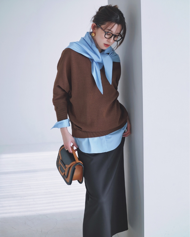 ブルーのスカーフ×ブラウンニット×ブルーシャツ×ツヤ黒スカートコーデ