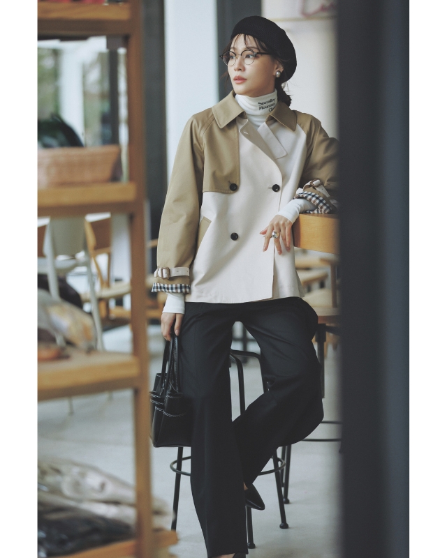 ベレー帽×ベージュとアイボリーのバイカラートレンチコート×黒パンツ×黒パンプスコーデ
