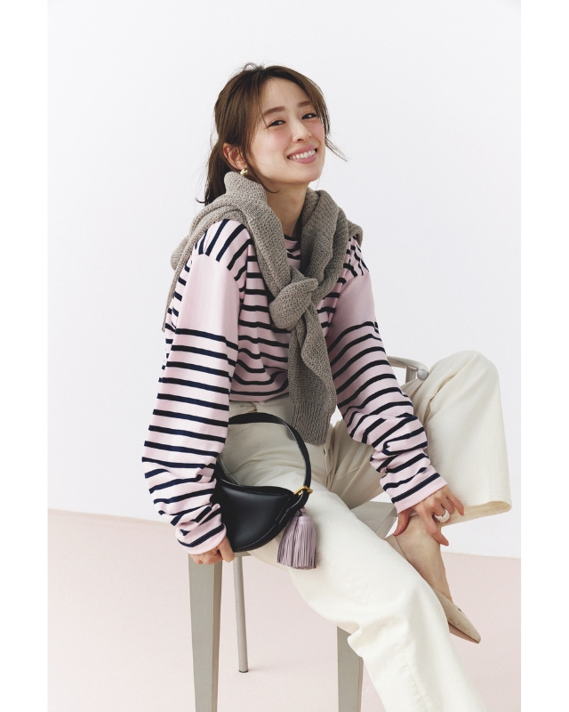 ライトピンク地のボーダーカットソー×白パンツ×肩掛けベージュニット×ベージュパンプスコーデ