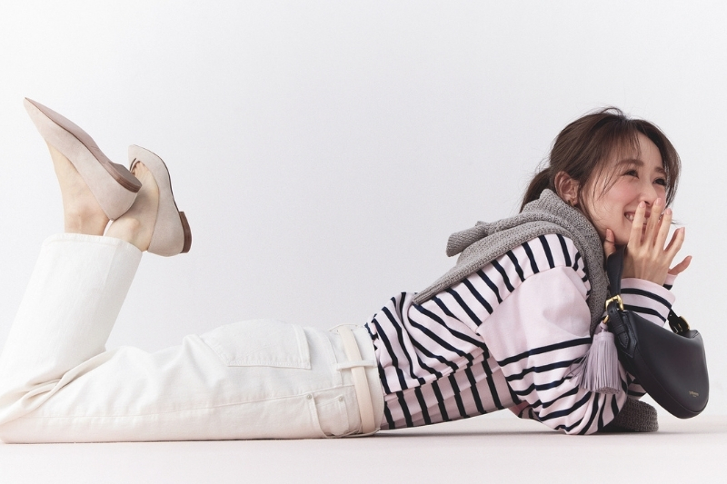 ライトピンク地のボーダーカットソー×白パンツ×肩掛けベージュニット×ベージュパンプスコーデ