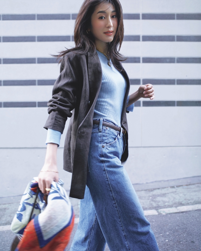 ブラウンテーラードジャケット×ブルーニット×ブルーデニムコーデ