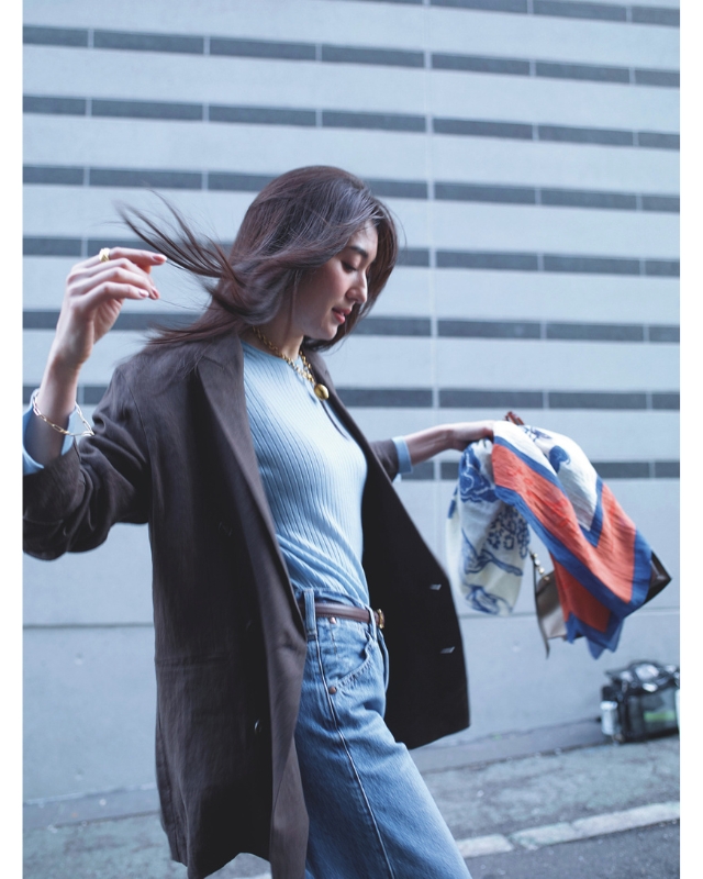 ブラウンテーラードジャケット×ブルーニット×ブルーデニムコーデ