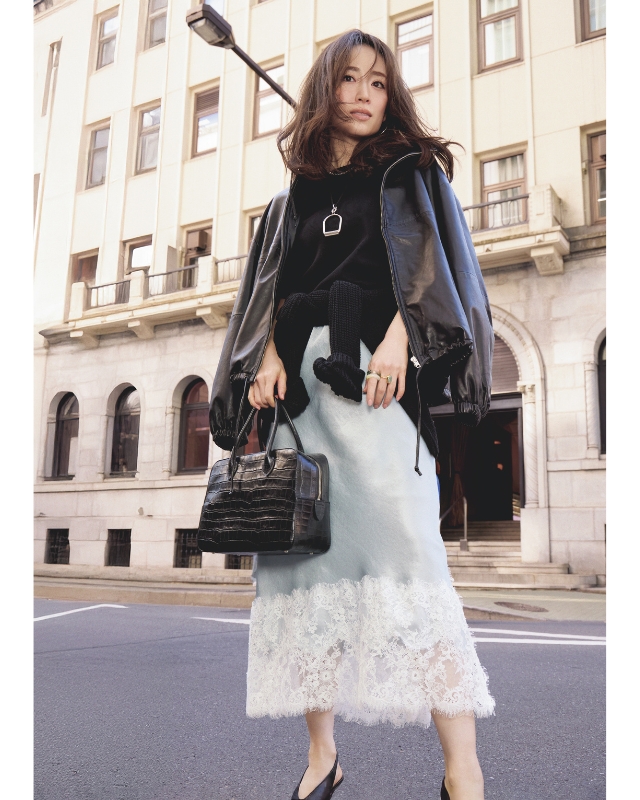 黒ジャケット×黒カットソー×グレーと白のレーススカートコーデ