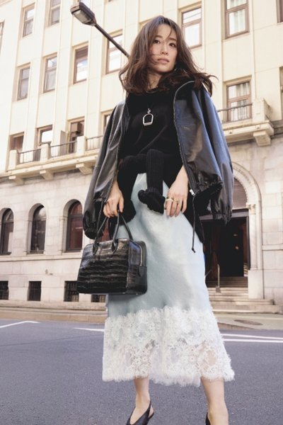 【3/11のコーデ】オールブラックにひとさじのパステルを効かせて