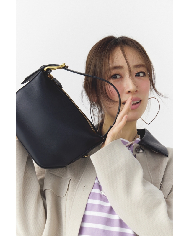 バッグを持ったコーデのショット