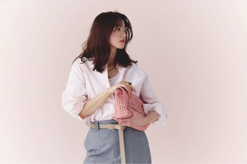 ピンクシャツ×ピンクタンクトップ×グレーパンツコーデ