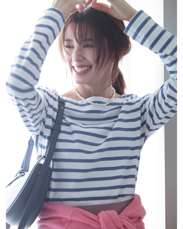 白地に青ボーダーのカットソー×ピンクスカート×ブラウンローファーコーデ