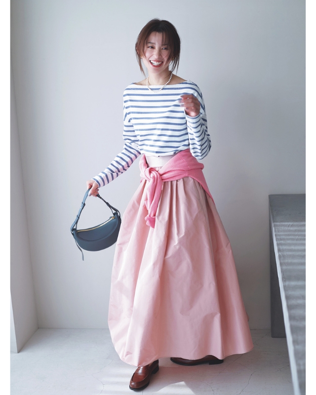 白地に青ボーダーのカットソー×ピンクスカート×ブラウンローファーコーデ