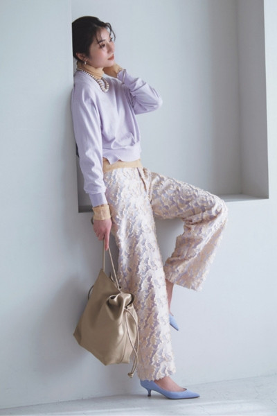 【3/23のコーデ】主役級ジャカードパンツを引き立てる、上級配色スタイル