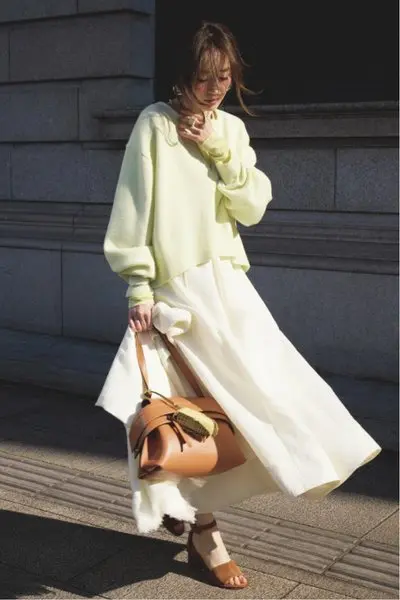 【3/25のコーデ】大ぶりアクセでキレをプラス！ きれい色ニット×白フレアのやわらかフェミニン