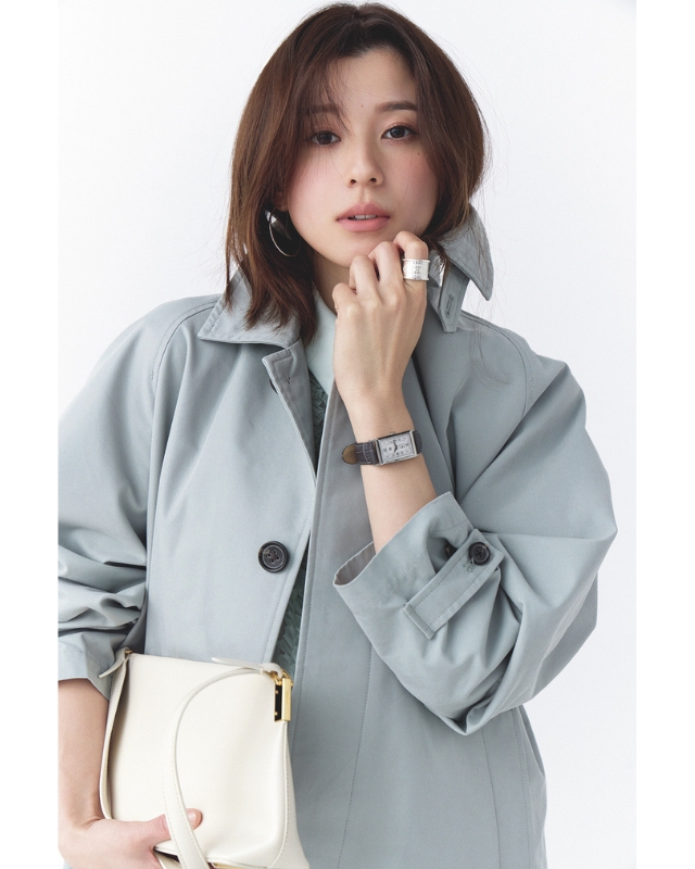 ミントブルーのトレンチコート×ミントブルーのフリルブラウス×グレーワイドパンツ×サンダルコーデ