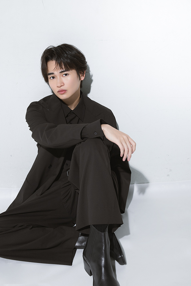 座っている西垣匠さん