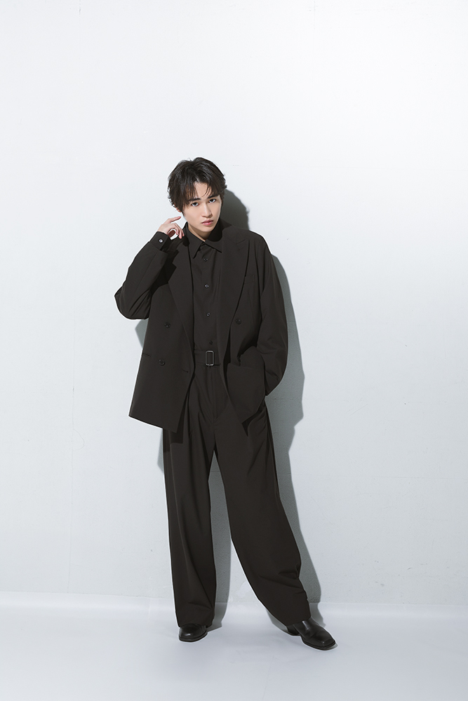 立っている西垣匠さん