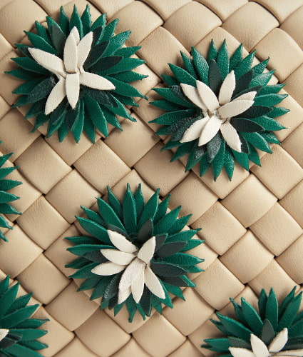 ノット花モチーフのアップ