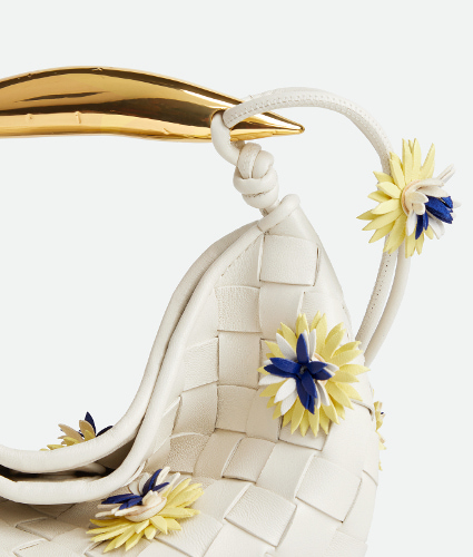 ベビー サーディーン花モチーフのアップ