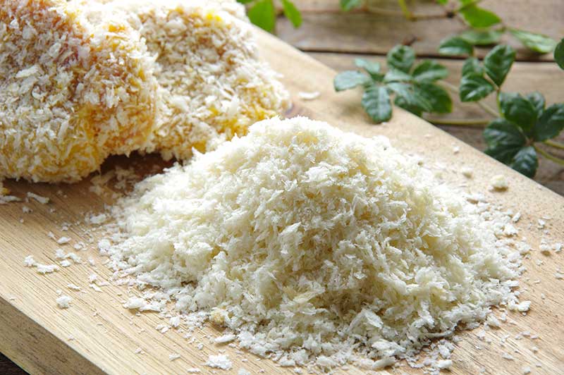 ヒレカツを作る過程 肉にパン粉をまとわす