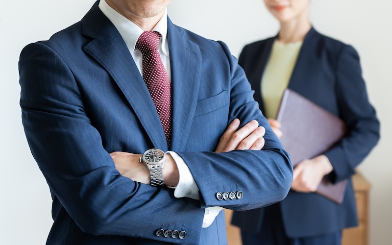 腕をくんでいるビジネスパーソンの写真