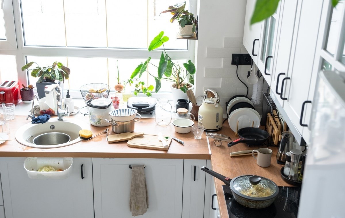 散らかったキッチンのイメージ写真