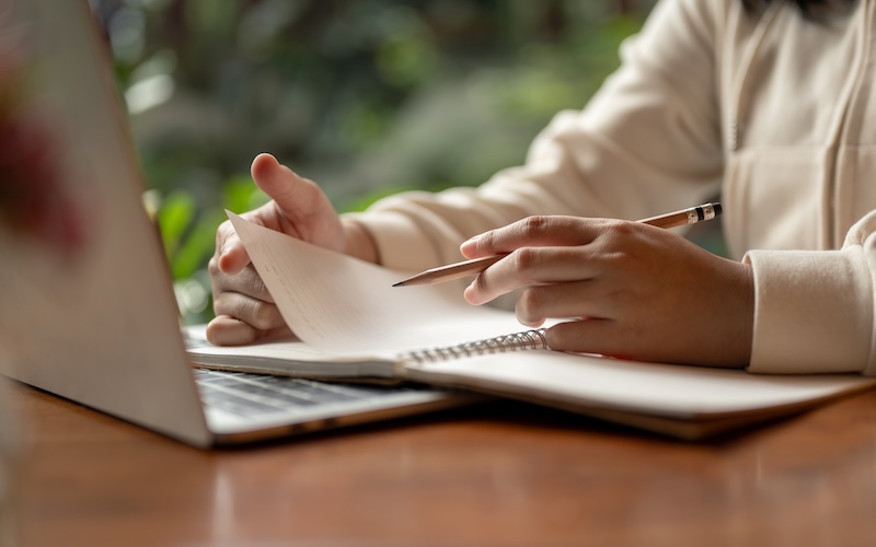 ノートに書き込もうとしている人の写真