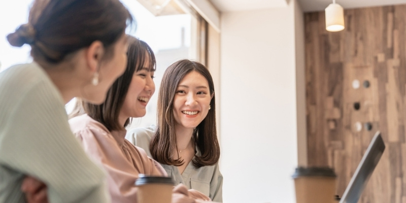 談笑する女性たちの写真