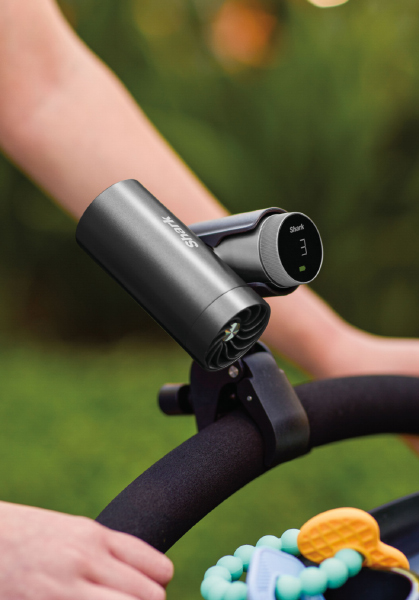 ベビーカーにハンディファンを取り付けている写真