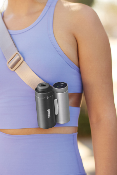 ショルダーストラップにハンディファンを取り付けている人の画像