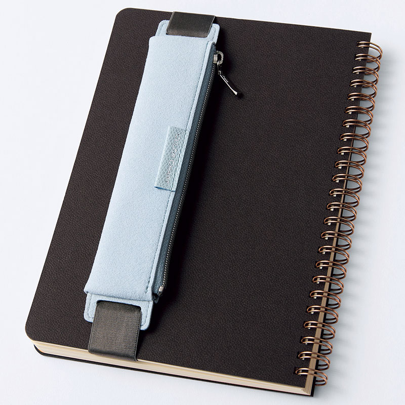 伊東屋の「カラーチャートトラベラーズバンド付きペンケースA5」