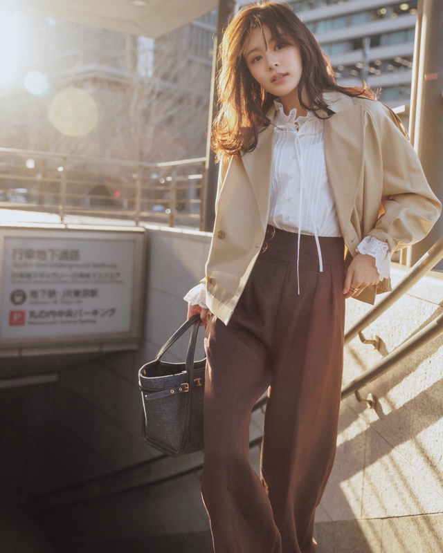 ショート丈トレンチ×フリルブラウス×ブラウンパンツ
