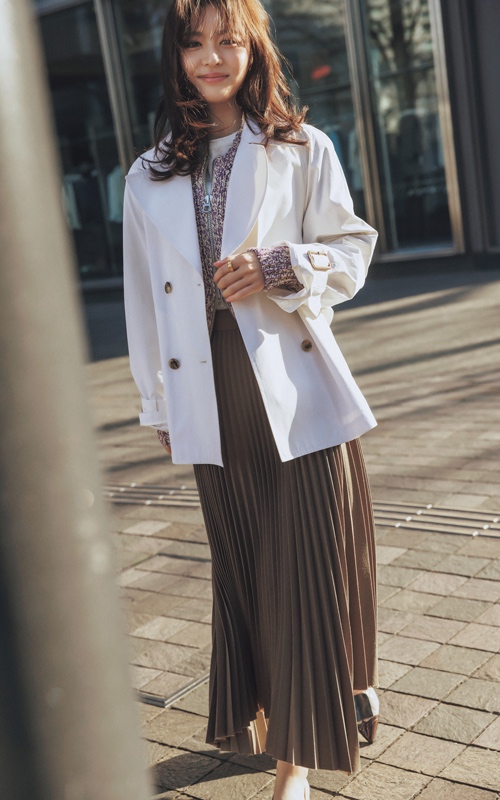 白トレンチ×カーディガン×プリーツスカート