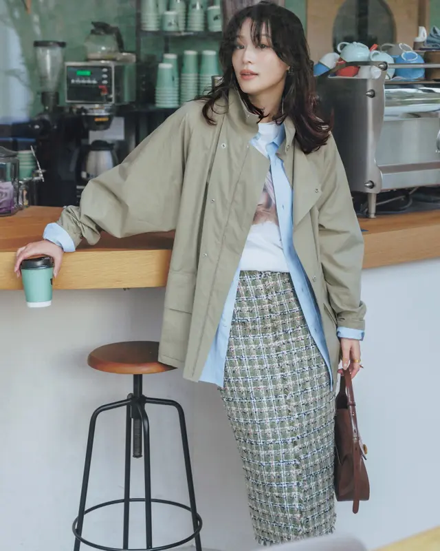 ドルマン型アウター×ブルーシャツ×プリントT×ツイードスカート