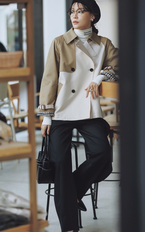 バイカラートレンチ×タートルカットソー×黒パンツ