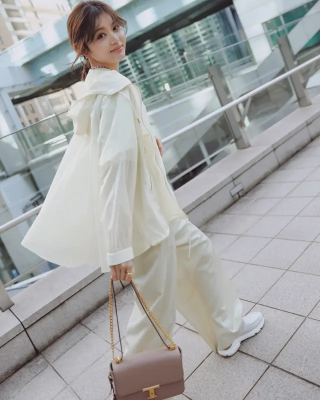 シアーブルゾン×カットソー×白パンツ