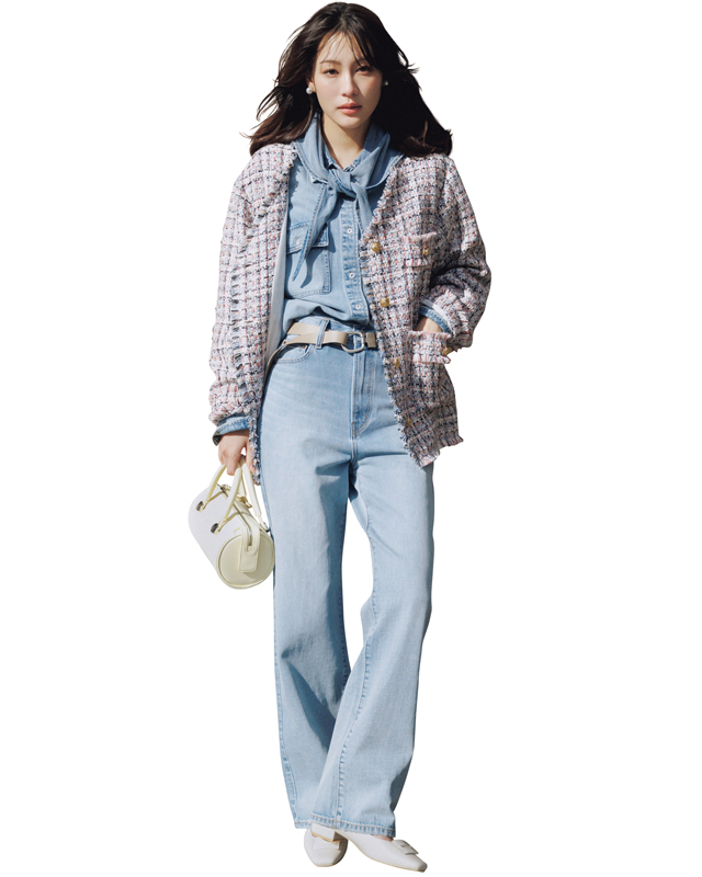 ツイードジャケット×スカーフ付きデニムシャツ×デニムパンツ