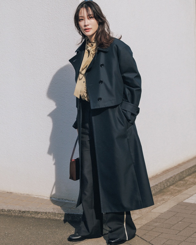 ロングトレンチ×ボウタイブラウス×トラックパンツ