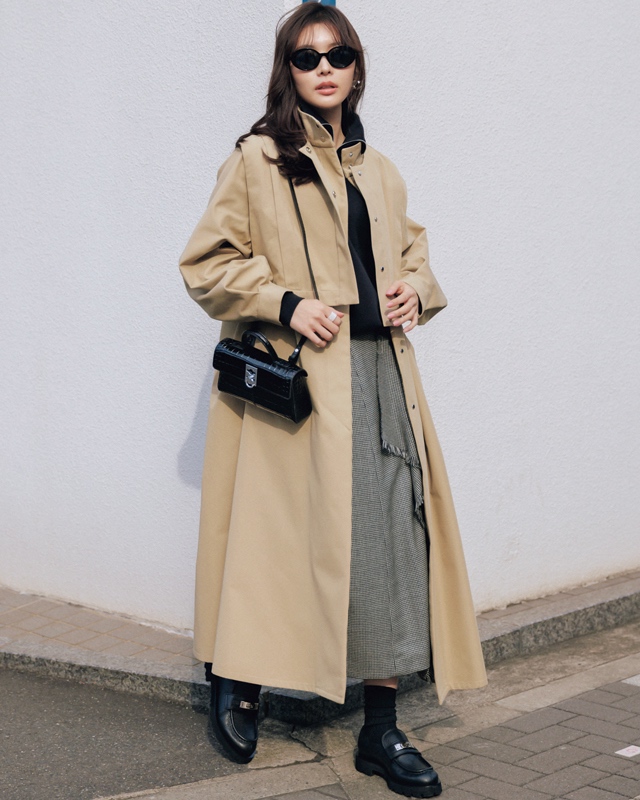 ロングコート×黒スウェット×アシンメトリースカート